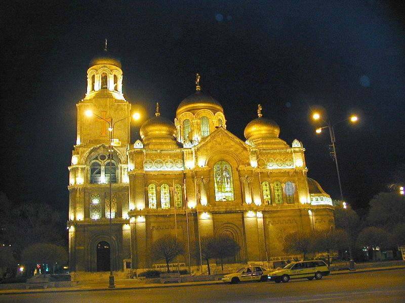 קתדרלת וארנה בלילה, צילום ויקפדיה