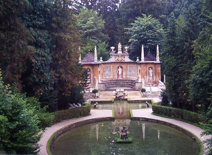 הגן ששימש לקבלת פנים בארמון הלברון הסמוך לזלצבורג, על ברכותיו ומזרקות המים שבו