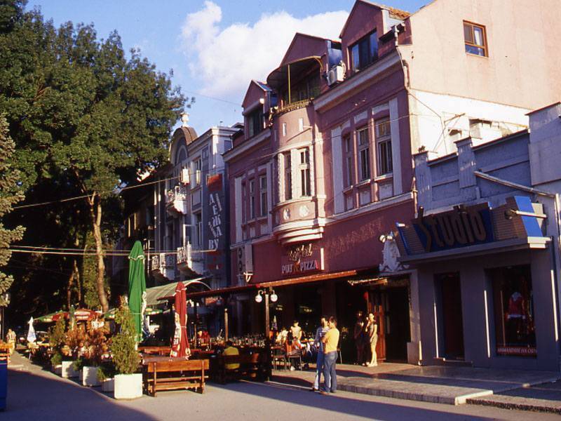 שדרת בתי הקפה והמסעדות בעיר הקיט ורנה, צילום יהושע רוטין
