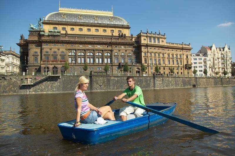 נהר הוולטאבה והתיאטרון הלאומי. צילום: Czech Tourism