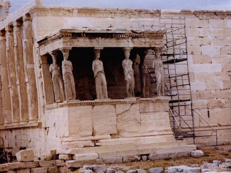 מרפסת הקריאטידות במקדש הארכתיון שבאקרופוליס, עמודי התמיכה מפוסלות בדמויות נשים. צילום: רינת דבי