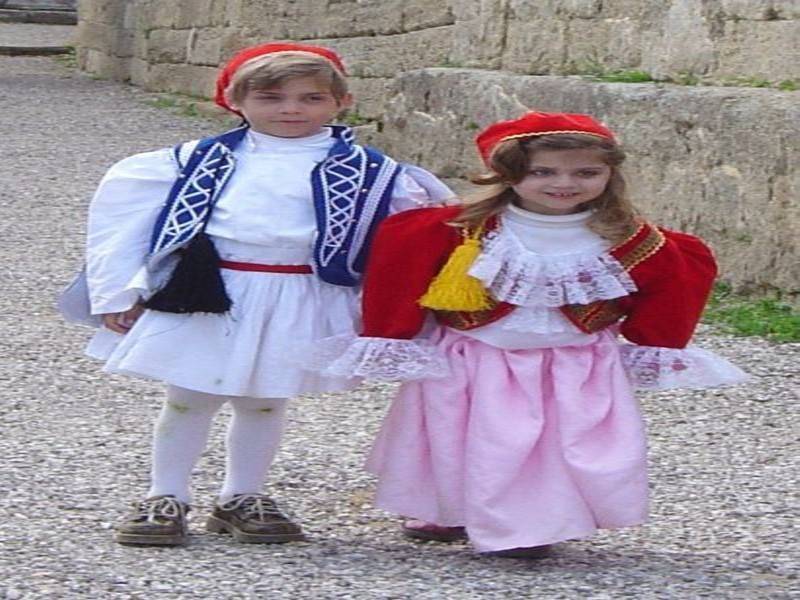 ילדים בלבוש יווני מסורתי. צילום: ויקיפדיה