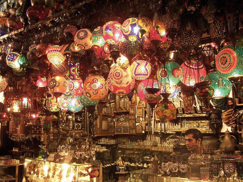 בשווקים של איסטנבול ניתן למצוא הכל. צילמה: יונית קמחי