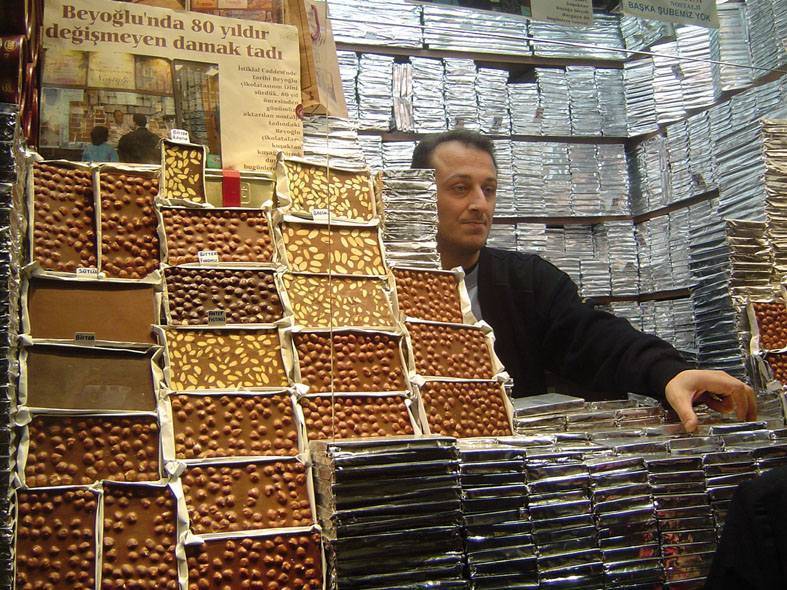דוכן ממתקים בשוק באיסטנבול. צילמה: יונית קמחי