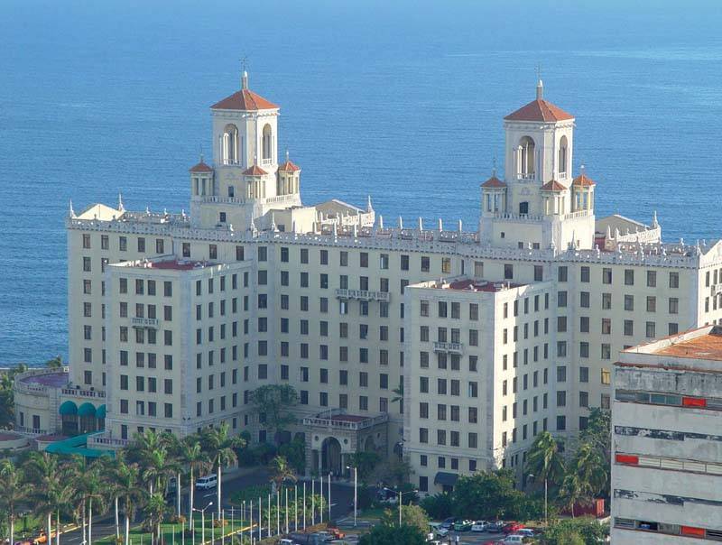 מלון נסיונל על רקע חוף הים. צילם: עמי שנקר