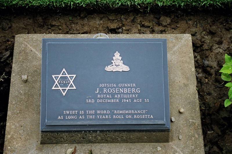 מצבה של חייל יהודי שמת במהלך בניית הגשר