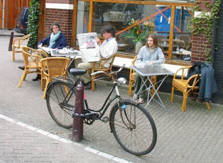יושבים בבית קפה© צילום באדיבות Amsterdam.info 