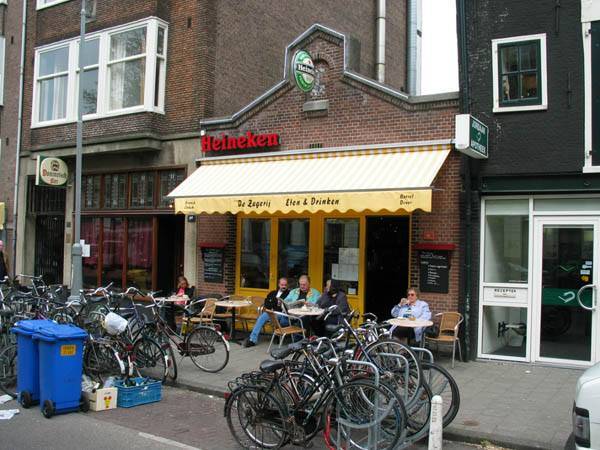 אופניים מחוץ לבית הקפה. ©צילום באדיבות. Amsterdam.info