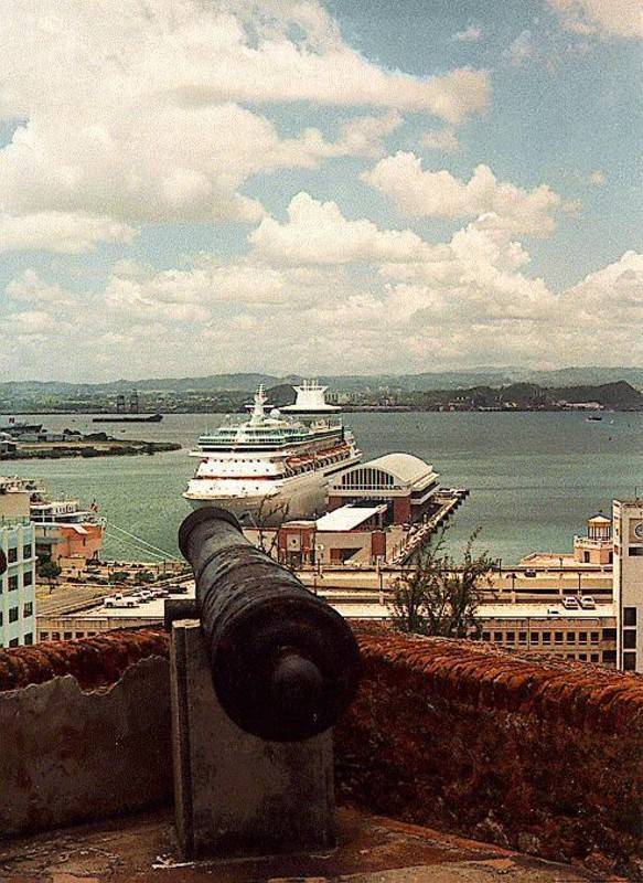 

<p dir=rtl>תצפית על נמל ספינות הנוסעים בסאן חואן ממבצר אל מורו. צילום:סיגלית בר </p>