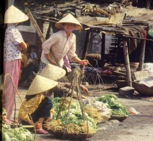 איכרה בשוק מקומי בוייטנאם