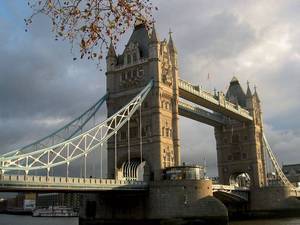 גשר לונדון מעל התמזה. מומלץ לצאת לשיט לילי בנהר. צילם: גיא נוימן