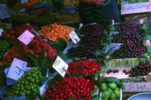 פירות וירקות בשפע בשווקים של איסטנבול. צילם: רז מור