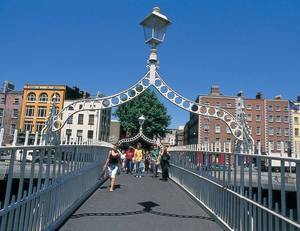 &nbsp;גשר חצי פני, באמצעותו עוברים עשרות אלפי אנשים בין שתי גדות נהר הליפי. צילום: Ireland Tourism