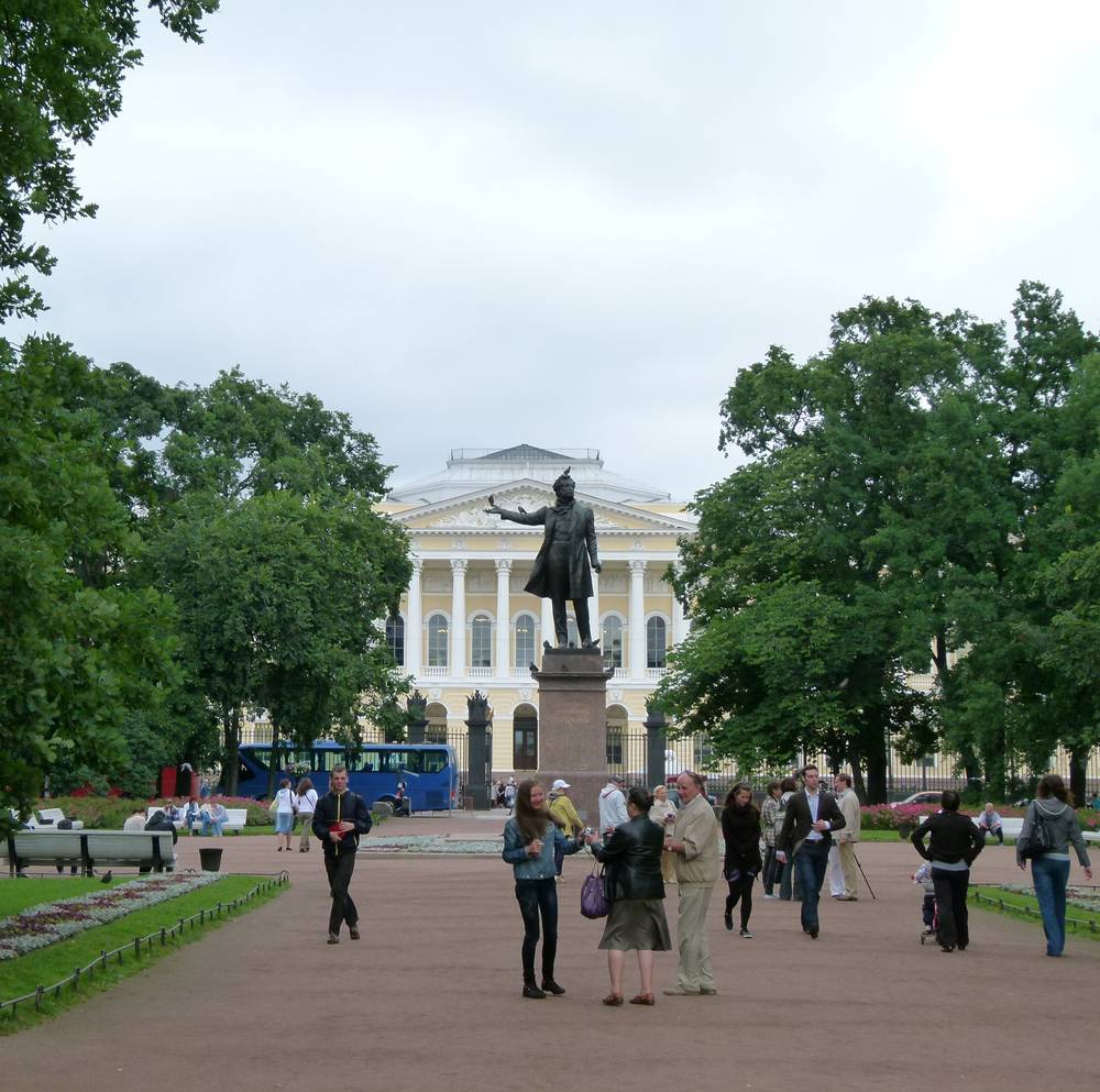 כיכר פושקין או כיכר האמנויות במרכז סנט פטרסבורג, צילום: הרצל אברהם